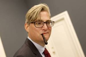 Søren Pind med lakridspibe. Mærkesag eller billige point? Billede fra http://politiken.dk